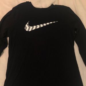 Black long sleeve nike logo tee